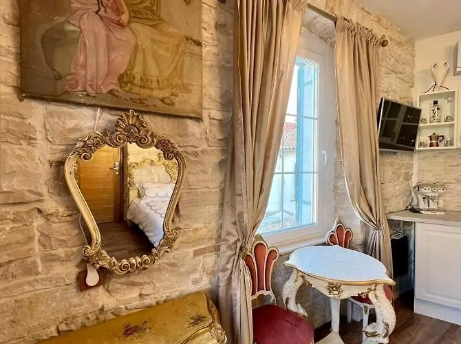 Spectacular View Of The Colloseum 풀라