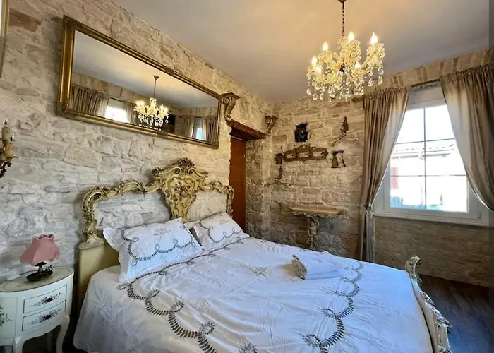 Spectacular View Of The Colloseum 풀라